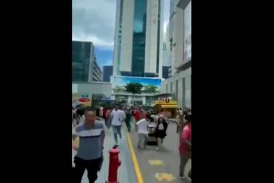В Китае накренился 73-этажный небоскреб: Люди выскакивали в панике