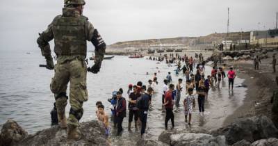 Испанцы стягивают войска к границе с Марокко из-за мигрантов: за сутки в страну попали 6 тысяч нелегалов