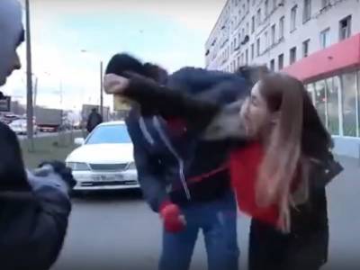 В Петербурге девушка-водитель избила активиста «СтопХама» за наклейку