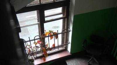В центре Петербурга из окна четвёртого этажа выпал годовалый ребёнок