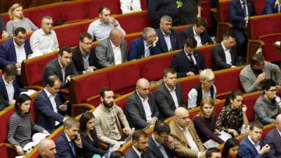 Журналисты поймали депутатов Рады за "непрофильными" занятиями