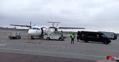 Самолет с вакциной на борту встречали представители ЮНИСЕФ, пограничники с собакой и журналисты