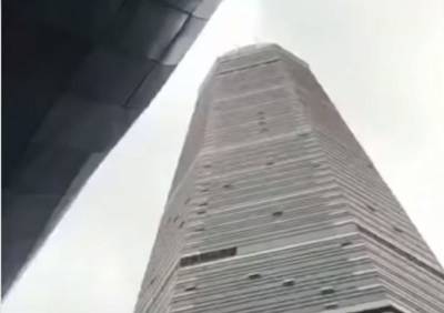 В Китае накренился 73-этажный небоскреб