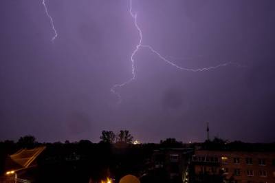 Фото: первые молнии приближающейся бури уже видны в Ленобласти