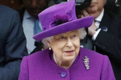 Елизавета II остается модницей даже в дождливую погоду: как выглядит незаменимый аксессуар королевы (ФОТО)