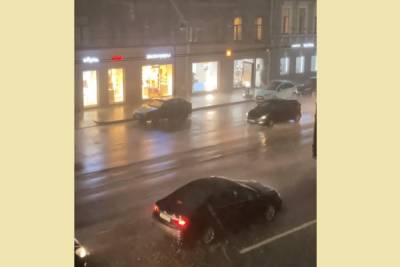Сильный ливень в Петербурге затопил улицу Льва Толстого