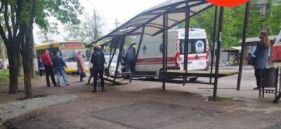 В Мариуполе автобус пытался объехать ямы на дороге и врезался в остановку (фото)