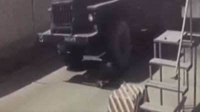 В Подмосковье грузовик насмерть задавил военного на КПП