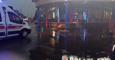В Петербурге ураган сорвал козырёк Burger King, есть пострадавшие