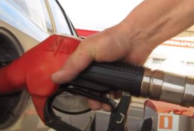 У водителей аж ноги подкосились: цены на бензин и дизель пошли вниз - сколько стоит топливо