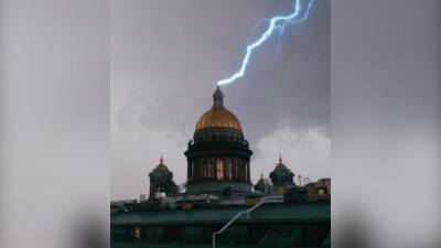 Петербуржец заснял, как молния ударила в Исаакиевский собор