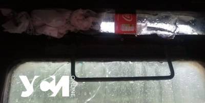 В поезде Черновцы-Одесса протекающее окно заткнули мусором – фото - ТЕЛЕГРАФ