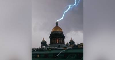 Эпичный удар молнии в купол Исаакиевского собора в Петербурге попал на видео