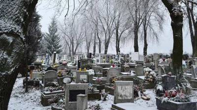 Число смертей в Украине в марте-2021 к марту-2020 выросло на 34,3% — Госкомстат