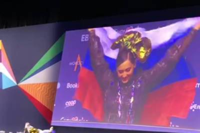Выйдя в финал Евровидения, Манижа закуталась во флаг России