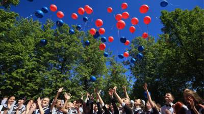 Экологи призывают отказаться от запуска шаров на выпускные вечера