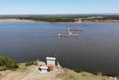 Началась установка 11 опор в русле Енисея для строящегося Высокогорского моста в Красноярском крае