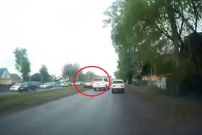 В Кемерове Toyota Land Cruiser столкнулся с ВАЗом: момент ДТП попал на видео