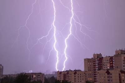 Настоящий шторм обрушился на Санкт-Петербург и Ленобласть — фото и видео