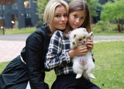 13-летняя дочь Даны Борисовой нанесла себе увечья в школьном туалете