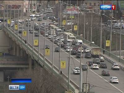 В Ростове дорожники выяснят причину провала асфальта на мосту по проспекту Стачки