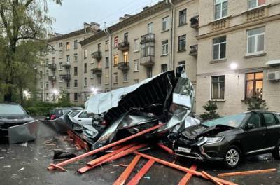 Петербуржцы поделились фото последствий шторма