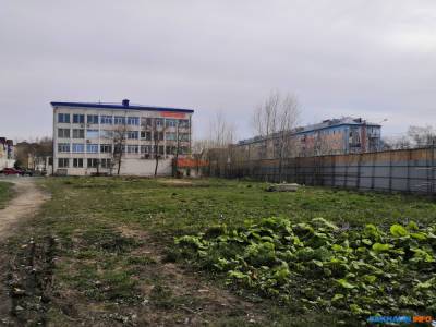Бизнес и мэрия думают, как обустроить пустырь у "Дома быта" в Южно-Сахалинске