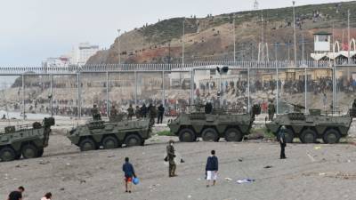 Испания разворачивает армию в Сеуте на границе Марокко из-за наплыва мигрантов