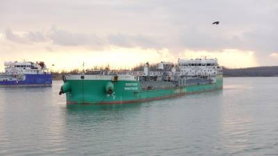 Российский танкер протаранил нефтяную платформу в Каспийском море