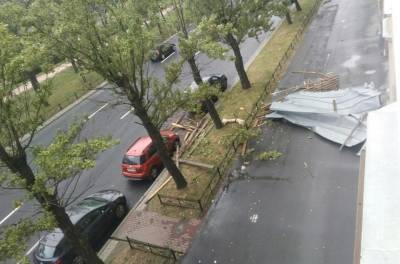 Во время вчерашнего урагана в Петербурге пострадали двое горожан