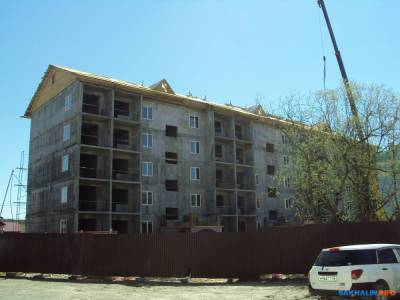 На улице Комсомольской в Долинске строят многоквартирный дом