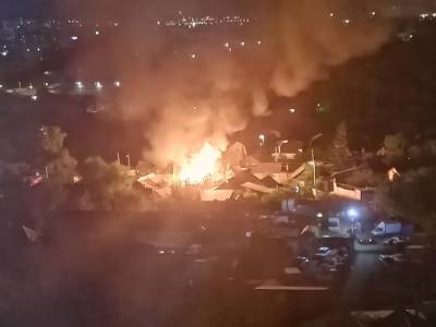 В Кировском районе Саратова сгорел деревянный дом с надворными постройками