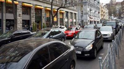 На главных магистралях Киева осложнено движение транспорта