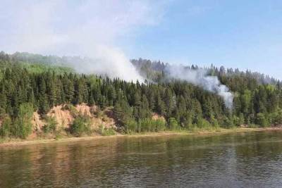 Туристы из Карелии стали свидетелями огромного лесного пожара на Урале