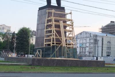 Памятник Ленину в Саратове окружили леса