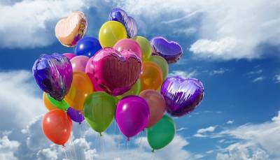Экологи призвали выпускников не выпускать воздушные шарики в небо