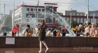 Чебоксарский фонтан стал местом для купания у детей