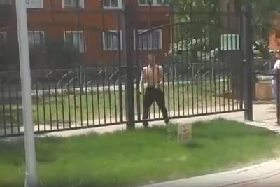 У одной из школ Екатеринбурга задержали полуголого мужчину с ножом