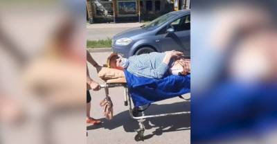 Россиянка 3,5 км везла мужа-инвалида на каталке, потому что в больнице отказались доставить его домой