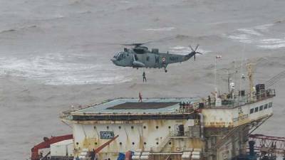 ВМС Индии спасли десятки человек с баржи, затонувшей в результате шторма