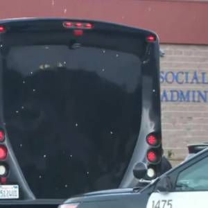 В США обстреляли автобус для вечеринок: есть погибшие. Фото