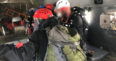 Спасатели доставили двух человек на вертолете в больницу из высокогорного села Омало