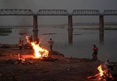 В Индии на берег реки вынесло сотни трупов (фото)