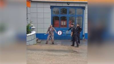 Пенсионер с ножом напал на пожарных в Севастополе. Видео