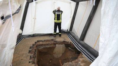 В Германии на парковке банка строители обнаружили 8-метровый туннель