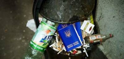 Харьковчанка и двое ее детей с досады выбросили украинские паспорта