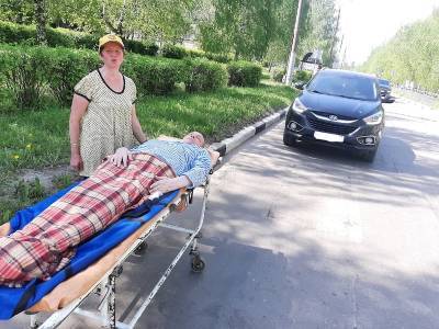 Сами доберетесь: 3,5 км на каталке по жаре везла своего мужа-инвалида нижегородка после отказа медиков доставить его домой