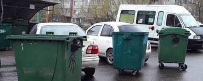 Жители дома в Чите подперли мешающие им машины мусорными баками