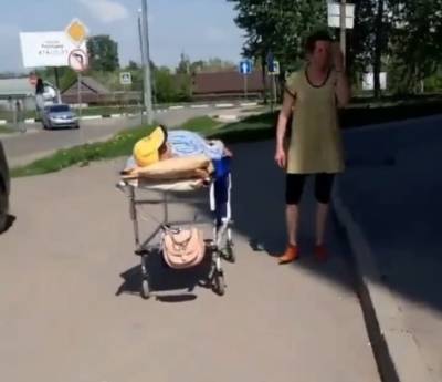 В Нижегородской области деда-инвалида пришлось везти из больницы в родное село на каталке