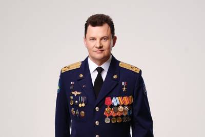 Космонавта Романа Романенко наградили медалью за вклад в укрепление обороны России
